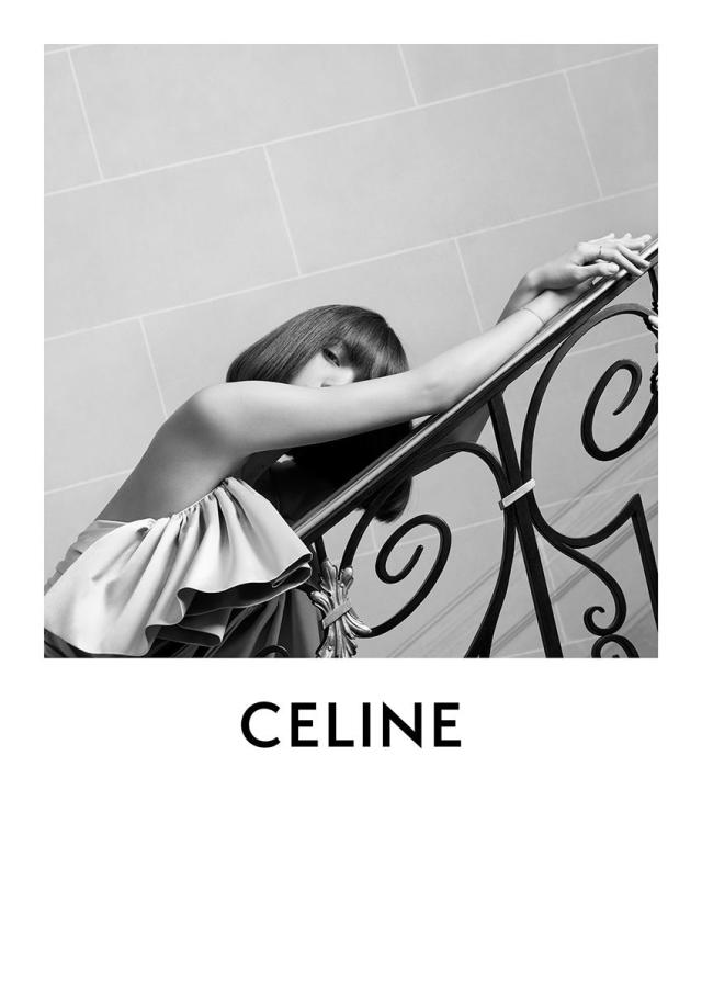 CELINE on X: CELINE WOMEN SUMMER 22 INTRODUCING THE NEW CELINE BAG CELINE  CHAIN CUIR TRIOMPHE SHOULDER BAG HEDI SLIMANE PHOTOGRAPHY NICE OCTOBER 2021  #CELINEBYHEDISLIMANE  / X