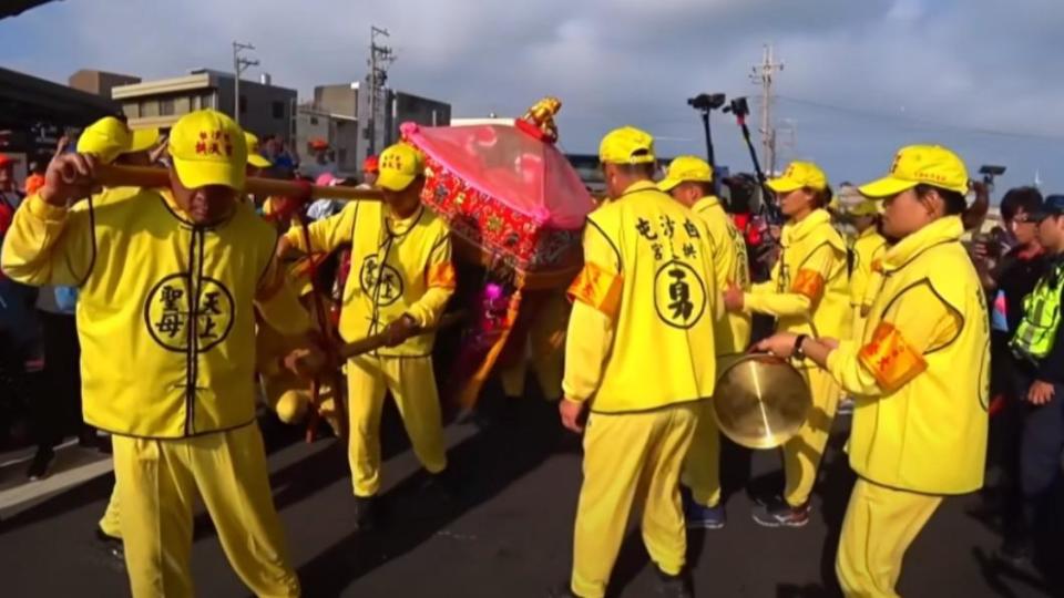 白沙屯媽祖行經大安休息站突然大轉彎。（圖／翻攝自白沙屯媽祖網路電視台）