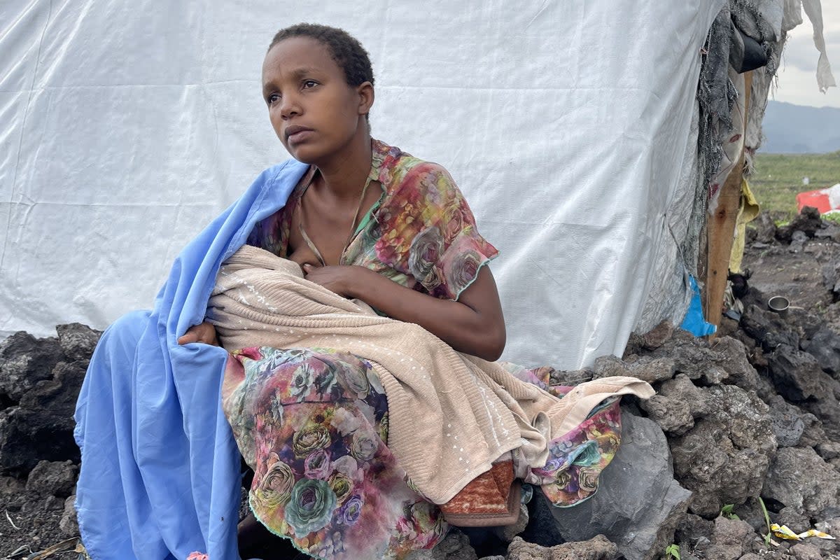 Sifa* breastfeeding her young baby in the Mugunga camp in the Democratic Republic of Congo (Save the Children)