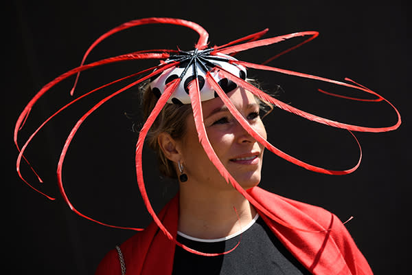 <p>Si bien los sombreros hoy no son un elemento de diario, en los eventos con la realiza siguen siendo indispensables, haciendo de Ascot una cita obligada para los diseños más originales, aunque algunos no dejen clara su intención de fondo. Foto: Leon Neal/Getty Images </p>