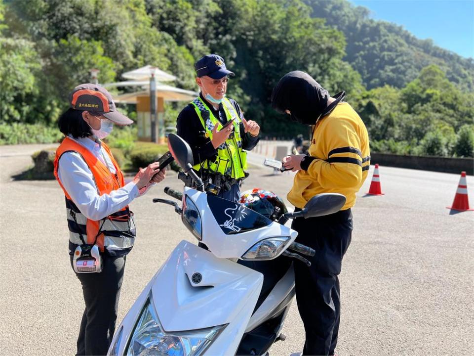 願望成真！車友群問「有鴿子嗎」釣所長秒回　警現身北宜「攔查取締」