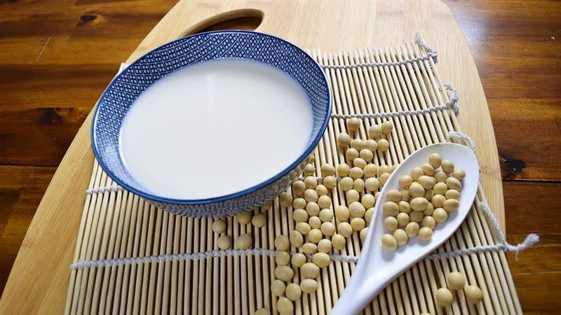 豆漿中的大豆異黃酮，可以促進鈣質吸收並預防更年期骨鬆。（圖／翻攝自pixabay）