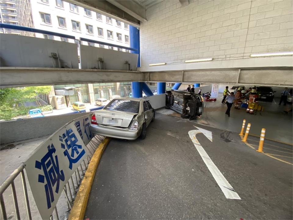 快新聞／巨城停車塔事故！70歲男疑煞車失靈撞車後翻覆　３人受傷急送醫治療