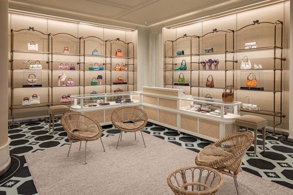 The new Gucci store in Palm Beach carries a wide collection of men’s and women’s ready-to-wear, shoes, handbags, luggage, small leather goods, jewelry, watches, and eyewear.