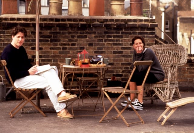 Hugh Grant, Julia Roberts on the set of ‘Notting Hill’ (1999) - Credit: Courtesy Everett Collection.