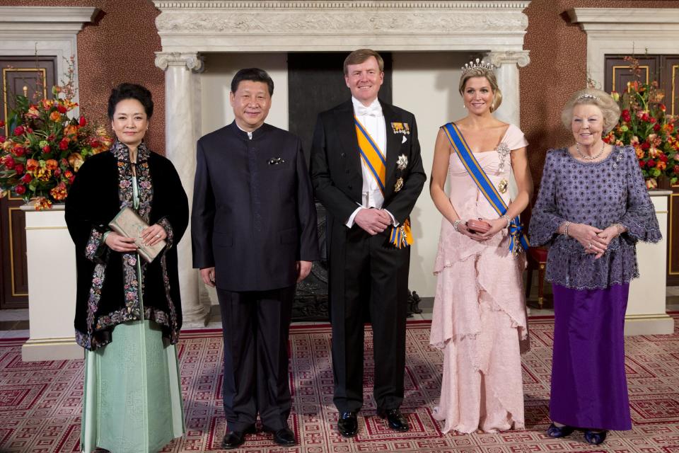 China's President Xi Jinping, second left, his wife Peng Liyuan, left, Dutch King Willem Alexander, center, Queen Maxima, second right, and Princess Beatrix, right, pose for the official photo at the royal palace in Amsterdam, Netherlands, Saturday March 22, 2014. Xi is on a two-day state visit ahead of the March 24 and 25 Nuclear Security Summit in The Hague. (AP Photo/Peter Dejong)