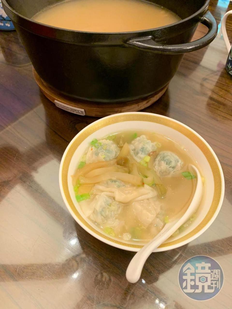 澆上榨菜雞湯湯頭的薺菜餛飩。