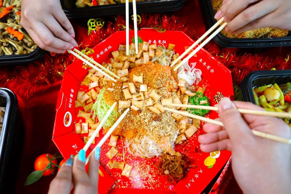 how's catering cny 2024- yusheng tossing