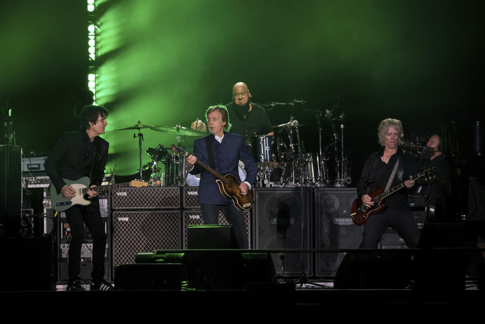 Paul McCartney durante un concierto de su gira "Got Back" el 16 de junio de 2022 en el MetLife Stadium en East Rutherford, Nueva Jersey. (Foto Christopher Smith/Invision/AP)