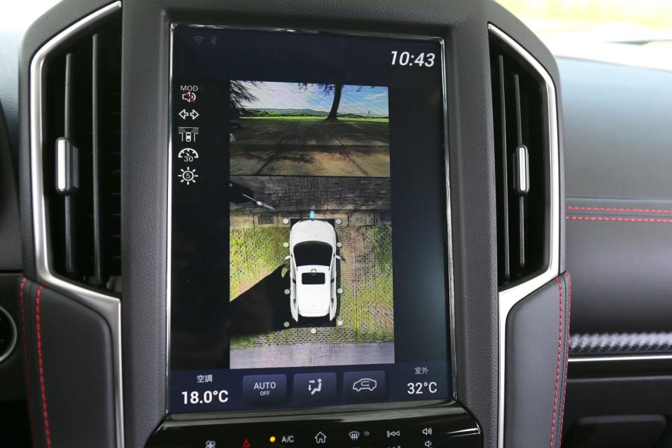 功能豐富且強大的行車AR影像系統，其中的AR Around View+環車AR安全影像，有著多種視角可切換。