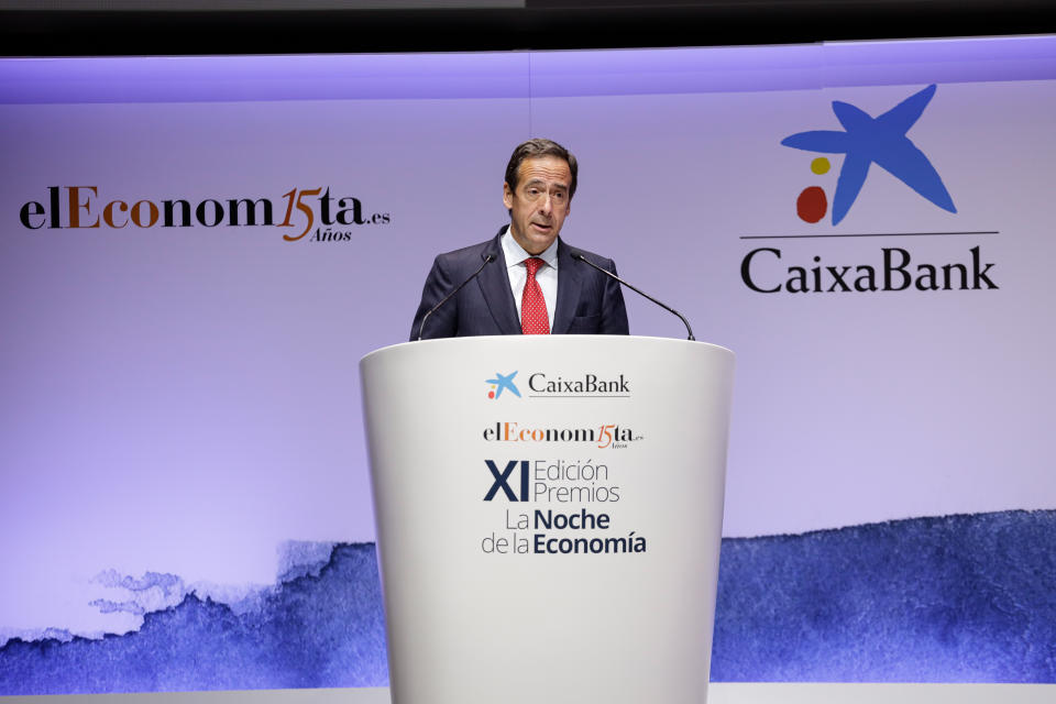 <p>Gonzalo Gortázar, segundo mejor CEO de España para Forbes, ha liderado la integración de Bankia en CaixaBank, entidad de la que es consejero delegado desde 2014, dando lugar al mayor banco por volumen de activos de España. En 2020 facturó 9.009 millones de euros. (Foto: Carlos Lujan / Europa Press / Getty Images).</p> 