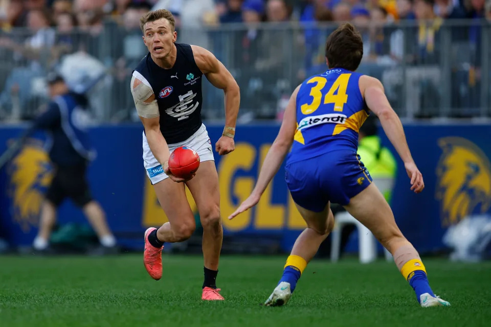 PERTH, AUSTRALIA - AUGUST 18: Patrick Cripps of the Blues looks to handball away during the round 23 AFL match between West Coast Eagles and Carlton Blues at Optus Stadium, on August 18, 2024, in Perth, Australia. (Photo by James Worsfold/Getty Images)