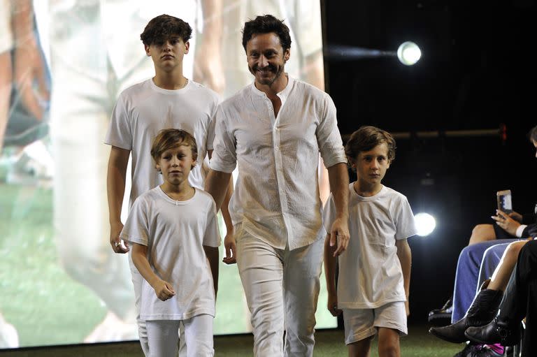 Benjamin Vicuña, feliz junto a sus hijos en el desfile de la marca Equus