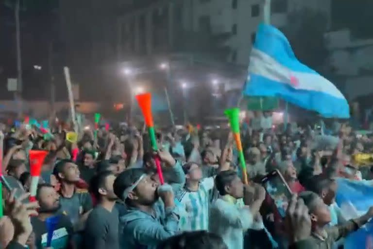 Los festejos en las calles de Bangladesh luego del triunfo de Argentina ante Australia