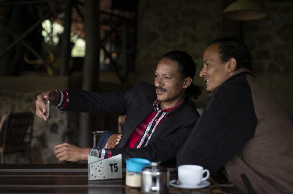 Steven Lacchin (izq.) y Gerald Erebon se toman una foto tras reunirse por primera vez en Nairobi el 30 de octubre del 2019. Análisis de ADN confirmaron que son medio hermanos, hijos de un cura italiano que se desentendió de ellos. El encuentro fue facilitado por un artículo de la Associated Press. (AP Photo/Ben Curtis)