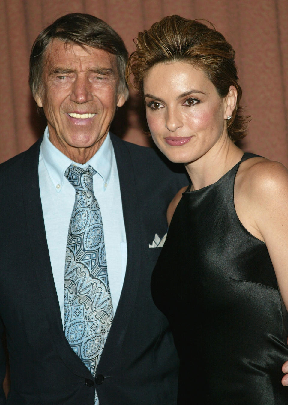 Mariska Hargitay y su padre Mickey Hargitay en el 2004. (Photo by Evan Agostini/Getty Images)