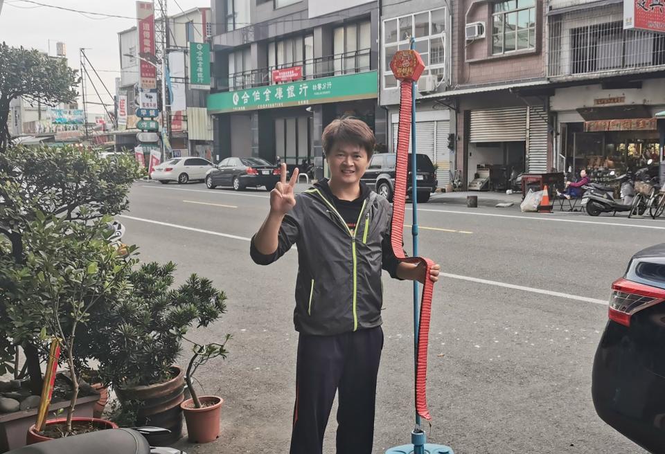 由屏東縣議員周碧雲經營的枋寮鄉樂樂等5間養雞場，因惡臭遭鄉民抗爭5年，縣政府11日依違反畜牧法發文廢止登記及註銷畜牧場登記證，枋寮鄉民放鞭炮慶祝。（中央社/枋寮鄉民提供） 