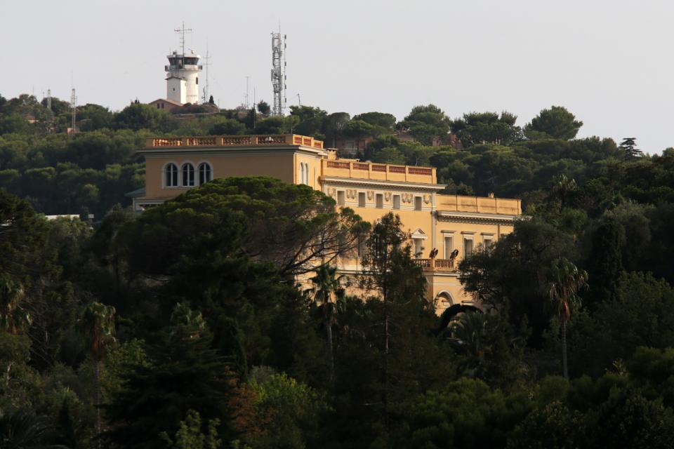 <p><strong>Valor estimado: 450 millones de dólares. Propietario: Rinat Akhmetov</strong></p> <p>La Villa Les Cèdres es una propiedad ubicada en la exclusiva zona de Saint-Jean-Cap-Ferrat, en la Costa Azul de Francia. Esta villa histórica fue construida en 1830 y cuenta con un jardín botánico de más de 14 hectáreas, con más de 20.000 plantas y árboles. Tiene una piscina olímpica, un impresionante salón de baile y un establo que puede acomodar hasta 30 caballos. Ha sido propiedad de algunas de las familias más influyentes de Europa, como los Vanderbilt y los Marnier-Lapostolle, los creadores del famoso licor Grand Marnier.</p> <p>(Photo JEAN CHRISTOPHE MAGNENET/AFP via Getty Images)</p> 