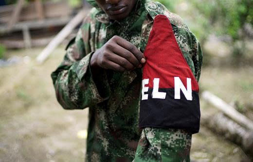 Foto de archivo. Un rebelde de la guerrilla colombiana del Ejército de Liberación Nacional (ELN) muestra su brazalete en las selvas del departamento del Chocó