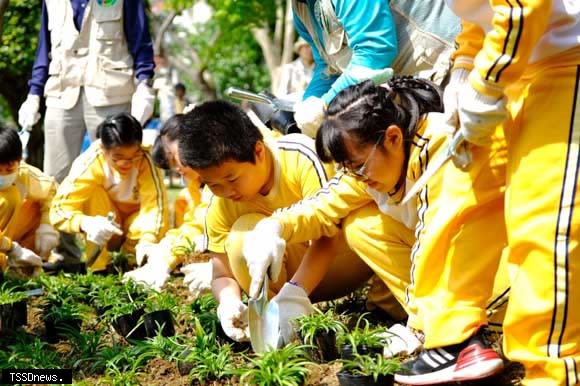 新北市以每年植樹四萬株為目標號召民間團體共同響應。(圖：新北市農業局提供)