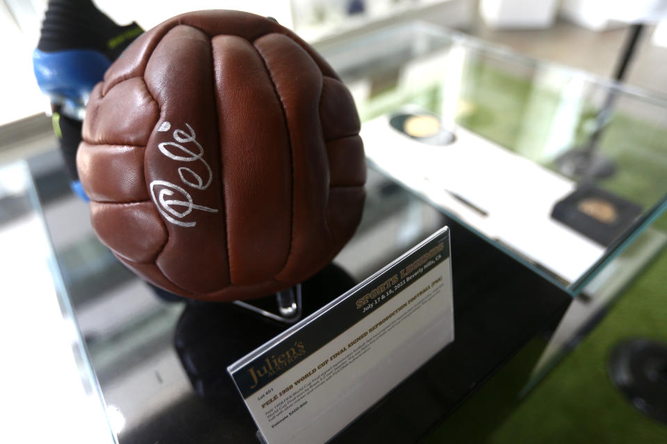 R&#xe9;plicas de bolas da Copa de 1966 s&#xe3;o vendidas por 4,5 mil libras em leil&#xf5;es online.