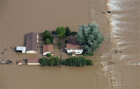 An aerial view of a farm house surrounded by flood waters along the South Platte River near Greenley, Colorado September 14, 2013. REUTERS/John Wark