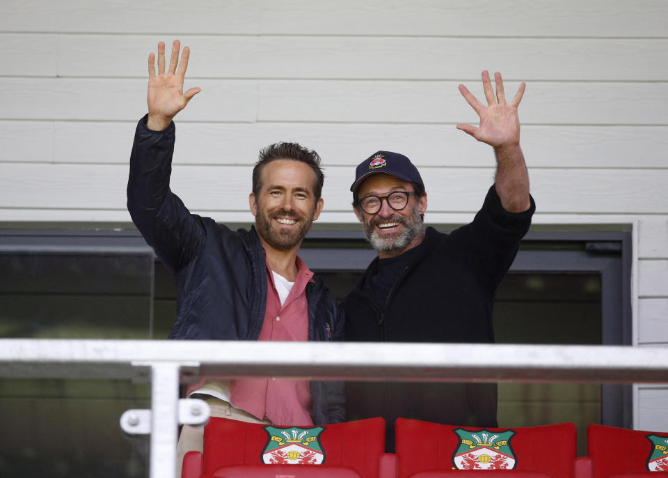 Los actoresRyan Reynolds y Hugh Jackman en las gradas antes de un partido de football americano. (Reuters)
