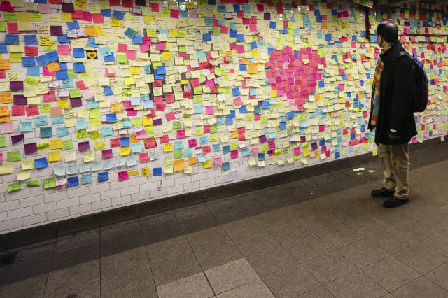 Mural chamado "Terapia de Metro" , onde pessoas escrevem mensagens em papel auto-aderente na Estação Union Square