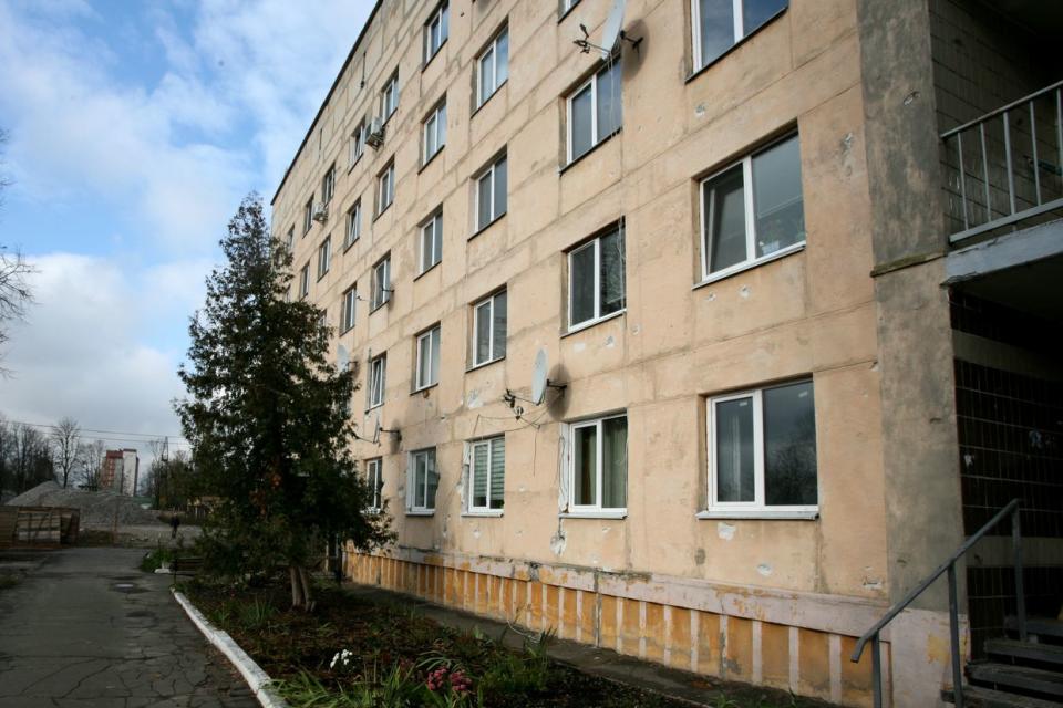 The administration replaced the windows of this apartment block, but residents complained to the Kyiv Independent that they were poorly fitted and drafty. Nov. 9, 2023 (Dominic Culverwell/ the Kyiv Independent)