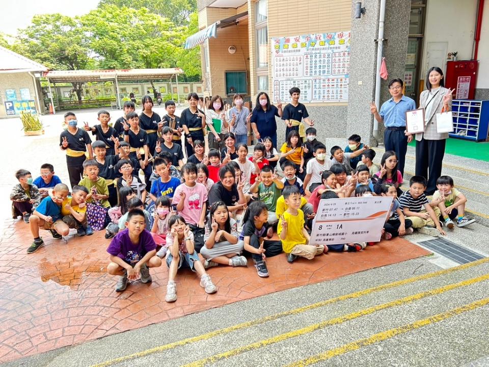 《圖說》高鐵新竹站贈票予寶山鄉新城國小，讓「新城鼓隊」學生們搭乘高鐵到台南奇美博物館，享受一日美好藝術之旅。（圖／高鐵新竹站提供）