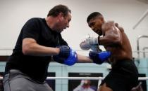Boxing - Anthony Joshua Media Work Out - Sheffield, Britain - October 17, 2017 Anthony Joshua in action during the work out with trainer Robert McCracken Action Images via Reuters/Matthew Childs