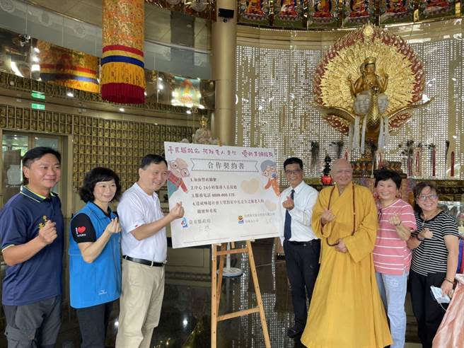 新光保全東區部徐錫龍部長（右4）代表新光保全參加簽約儀式。（新保提供）