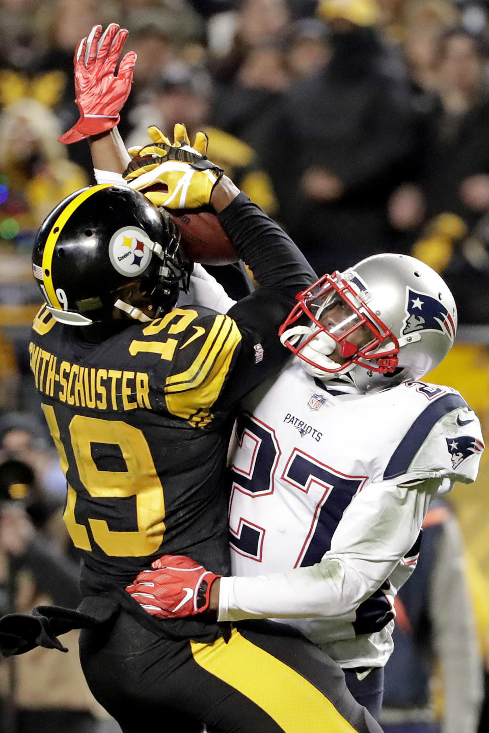 Pittsburgh Steelers wide receiver JuJu Smith-Schuster (19) hauls in a Ben Roethlisberger pass over New England Patriots defensive back J.C. Jackson (27) during the second half of an NFL football game in Pittsburgh, Sunday, Dec. 16, 2018. (AP Photo/Don Wright)