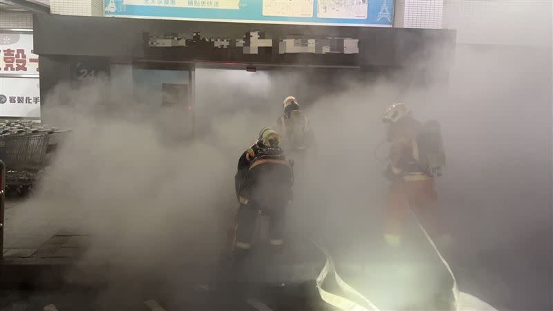 3名在餐廳上班的男子在家樂福中原店朝殺蟲劑噴火，引發火勢。（圖／翻攝畫面）