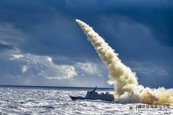 中華民國海軍艦艇發射導彈。圖為示意圖。(圖/翻攝自海軍司令部臉書)