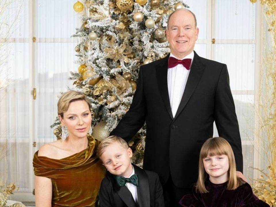 Fürstin Charlène sowie Fürst Albert II. und die beiden Kinder des monegassischen Fürstenpaares - Jacques und Gabriella - senden mit einem neuen Foto weihnachtliche Grüße. (Bild: Eric Mathon / Palais princier)