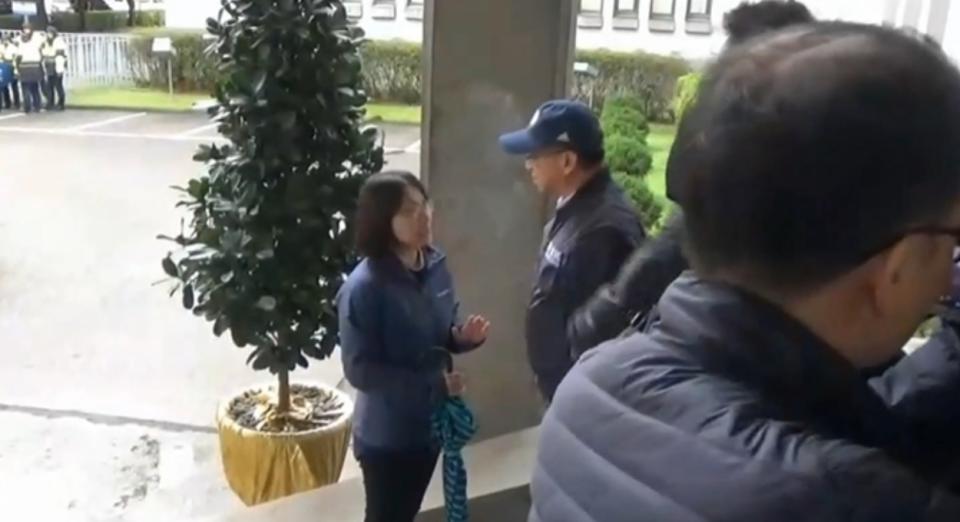 國民黨立委陳宜民不但用手撥掉一名保六女警的帽子，甚至用力推她下樓，遭到眾人抨擊。（圖／東森新聞）