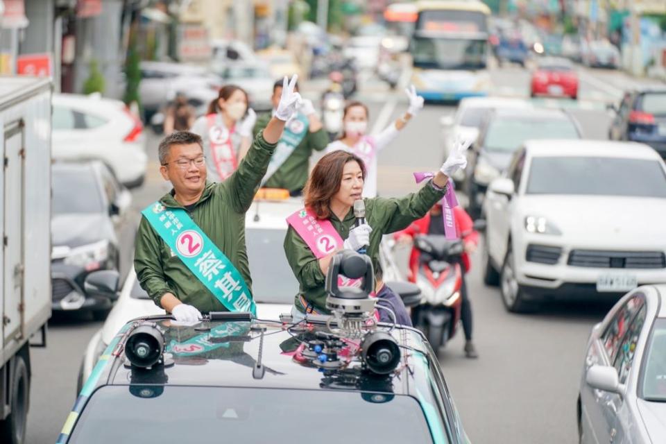 蔡其昌前往烏日及霧峰掃街，晚間於文心森林公園圓滿劇場舉辦《選前之夜Ｘ全城行動》活動。（記者徐義雄攝）