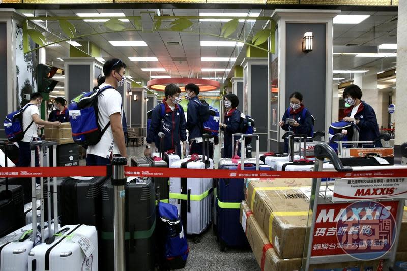 東京奧運中華代表團昨日搭乘包機前往日本，卻因讓選手坐經濟艙引起爭議。