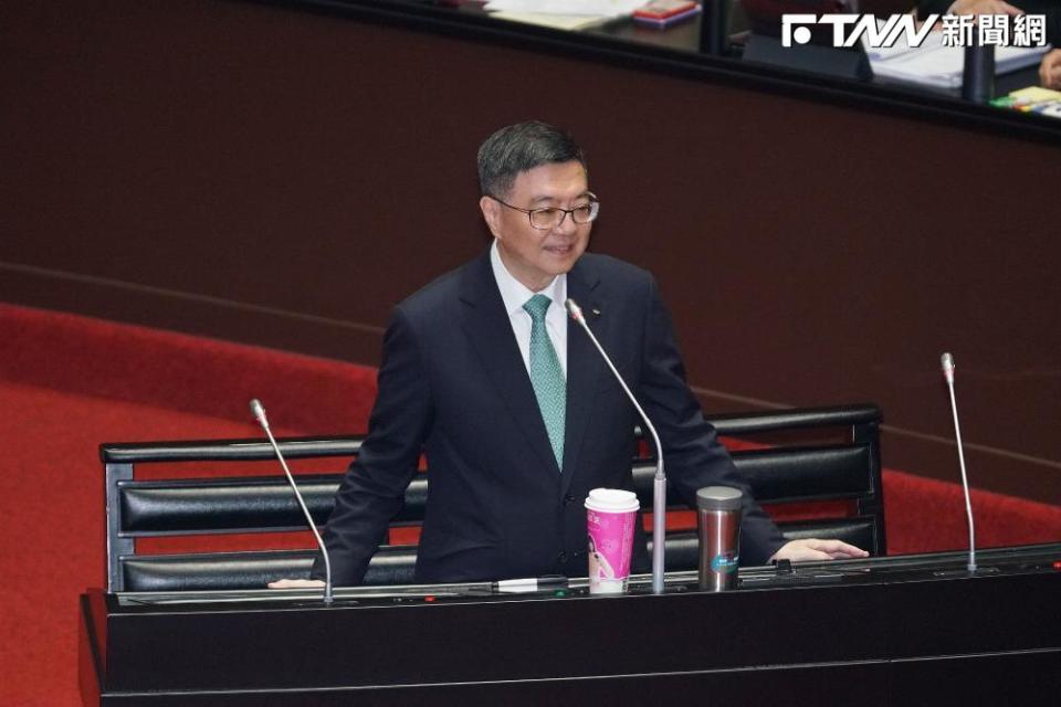 張啓楷指出，跳電問題再沒改善，以後行政院長卓榮泰（見圖）跟官員每週二、五到立院備詢的時候「就把議場冷氣關了！」讓官員苦民所苦。（圖／記者盧逸峰攝）