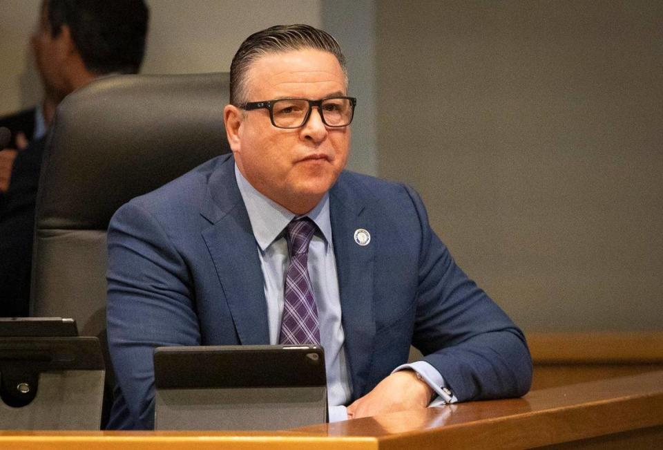 El administrador municipal Arthur Noriega sentado antes de una reunión de la comisión de la ciudad, el jueves 25 de mayo de 2023, en el Ayuntamiento de Miami en Coconut Grove.