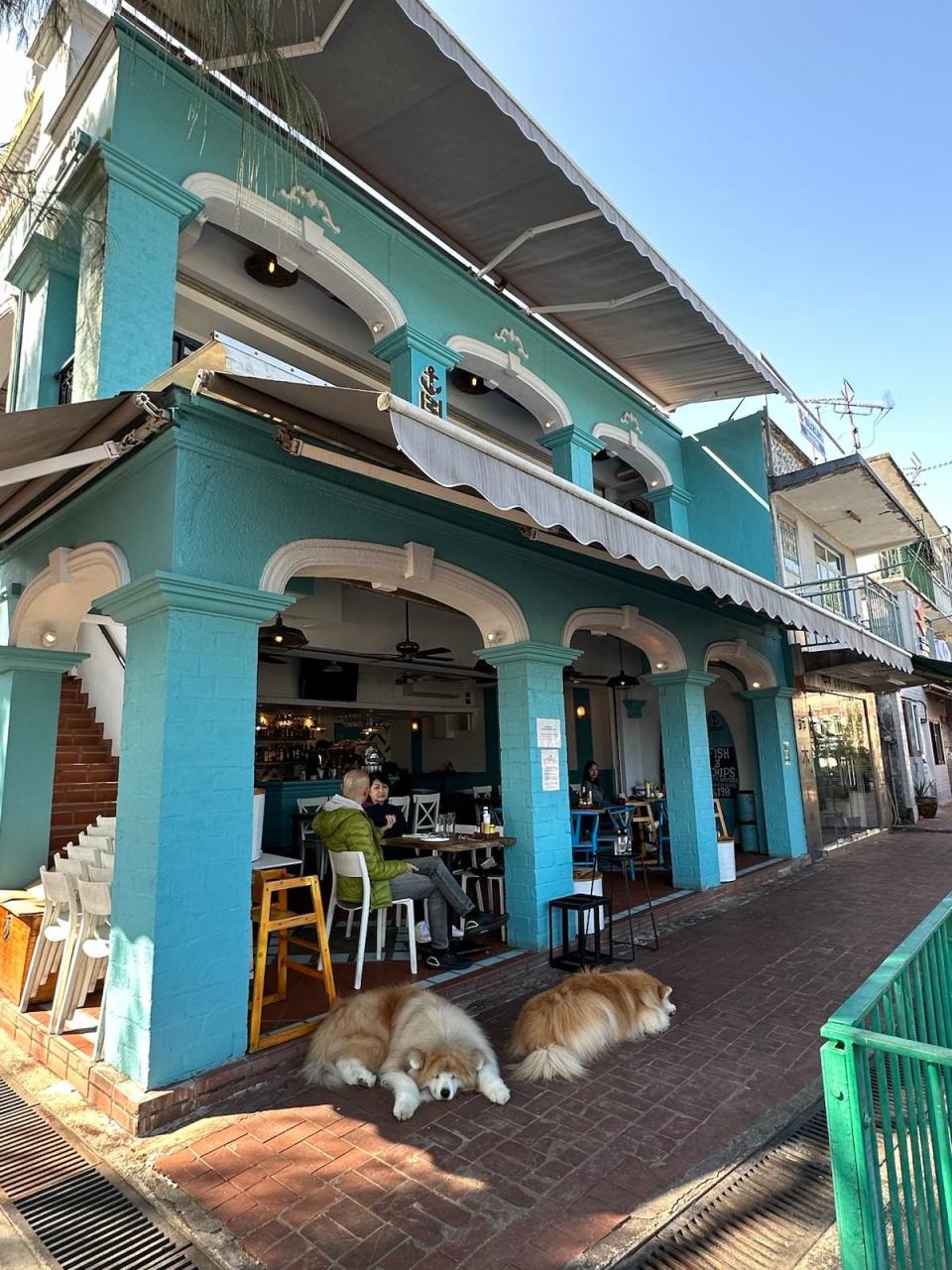 西貢美食｜偽泰國渡假之旅！白沙灣Chill爆三層小藍屋 睇海景日落＋享脆皮五花肉卷