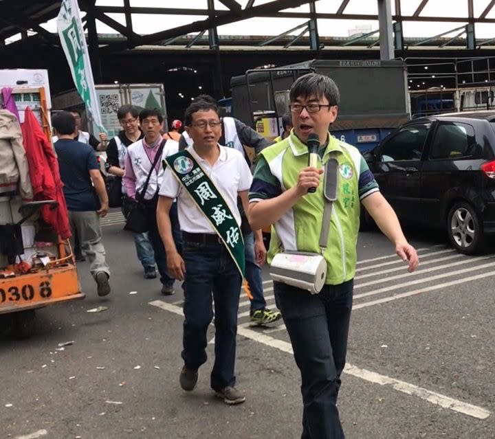 昔日民進黨前立委段宜康陪同民進黨市議員周威佑爭取黨內市議員初選提名。   圖：翻攝自周威佑臉書（資料照片）