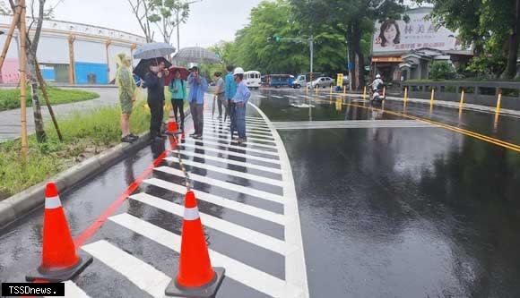 南市水利局針對民眾反應邀相關單位會勘體育園區交通安全措施，並立即進行部分調以整維護用路人安全。（記者李嘉祥攝）