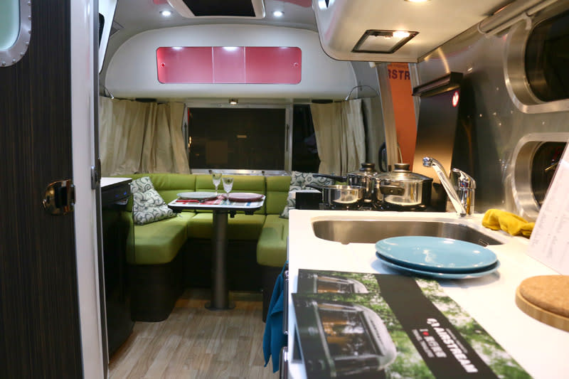 ▲雖然Airstream露營車都有基本的車內陳設樣式可選，但也提供買家客製化服務，打造自己最愛的露營車空間與風格。