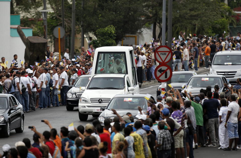 El papa Benedicto XVI se dirige en su papamóvil este 28 de marzo de 2012, hacia el aeropuerto José Martí, en La Habana, poco antes de concluir una visita de tres días a Cuba. Durante su visita, el pontífice se reunió con el presidente de Cuba, Raúl Castro, con su hermano, Fidel Castro, y encontrarse cientos de miles de cubanos. EFE/David Fernández