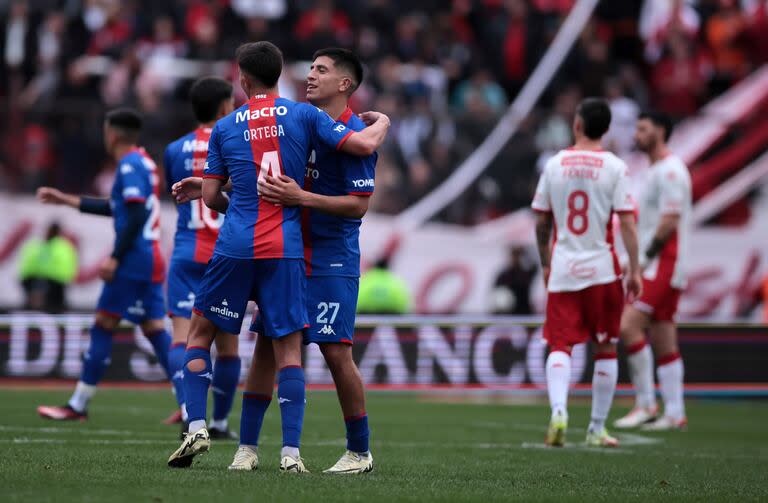 Martín Ortega y Santiago González (27), una de las figuras de la tarde, festejan el triunfo de Tigre ante Huracán