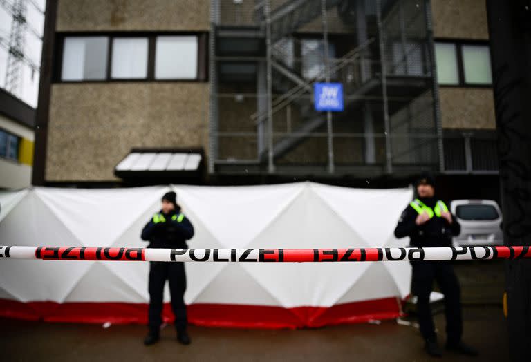 El lugar donde varias personas han muerto en una iglesia en un tiroteo es acordonado en Hamburgo, norte de Alemania, el 10 de marzo de 2023.