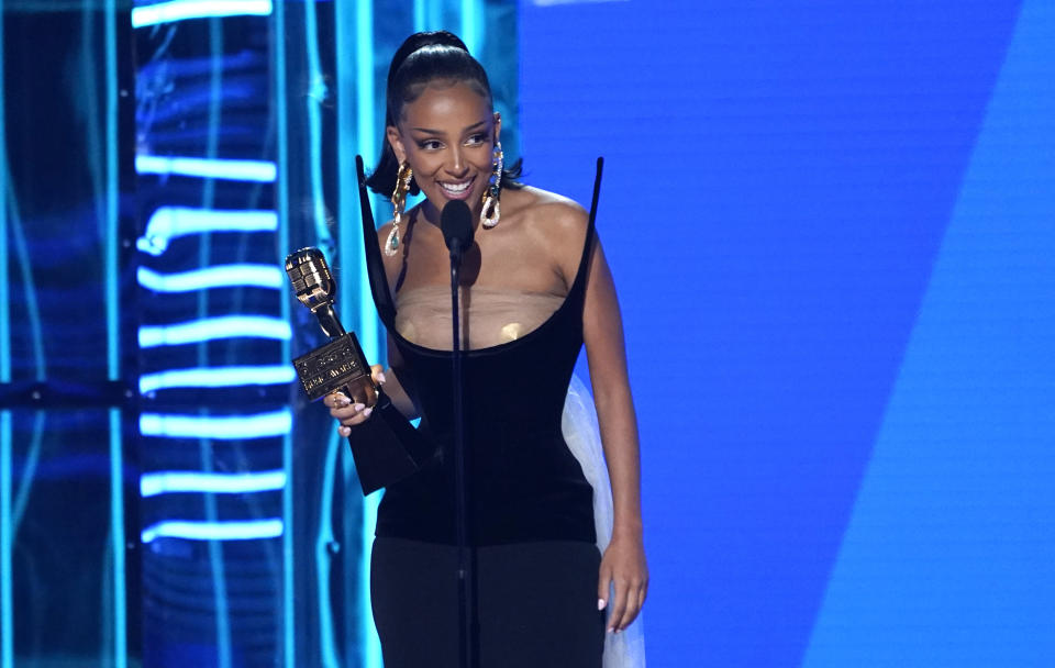Doja Cat recibe el premio a la mejor artista de R&B durante la ceremonia de los Premios Billboard de la Música, el domingo 15 de mayo de 2022 en el MGM Grand Garden Arena en Las Vegas. (Foto AP/Chris Pizzello)