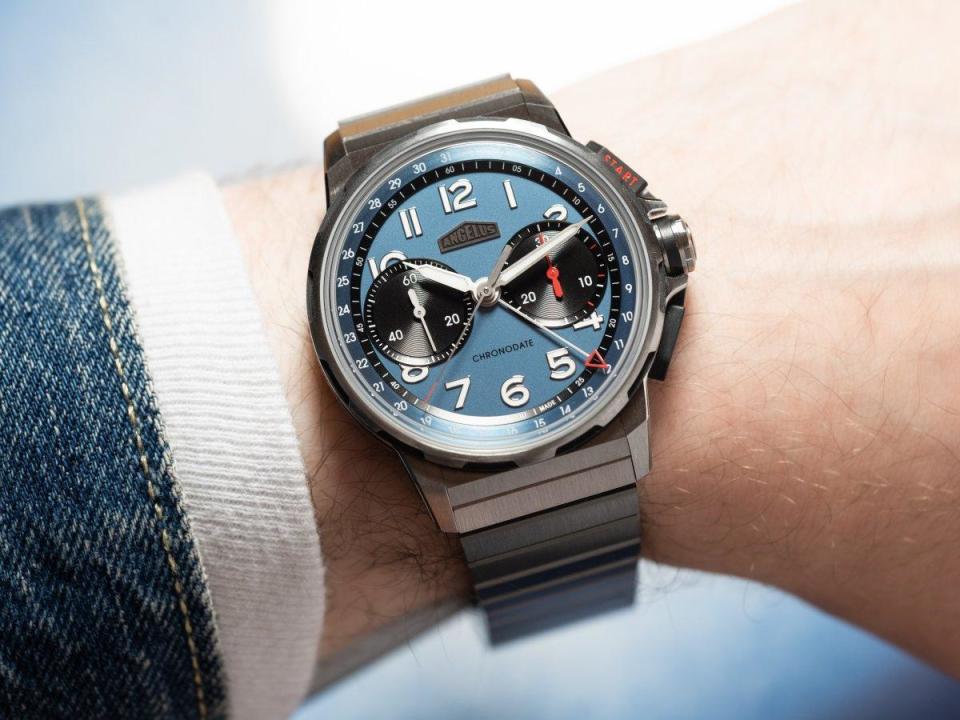 ANGELUS（愛格）全新發表的Chronodate Titanium Storm Blue 中央日曆計時碼錶，以鈦金屬錶殼鍊帶配以淡藍面盤，錶徑42.5mm。機芯動力儲存達60小時。定價約NT$698,000。